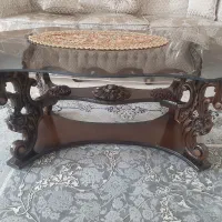 یک میز جلو مبلی و یک عسلی