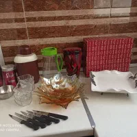 مقداری ظروف آشپزخانه.