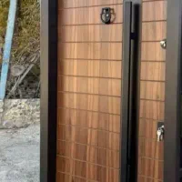 درب چوبی و ورودی