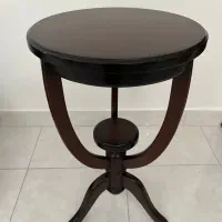 میز کنار سالنی چوبی