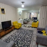 زیرهمکف-کرسی-بلند-نورگیر-نزدیک-مترو