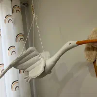 عروسک غاز آویزان