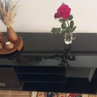 با درود .یک میز تلوزیون شیشه دودی مشکی. .