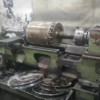 نیرو جوان نیمه ماهر در کارگاه تراشکاری