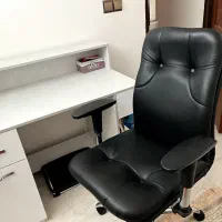 میز تحریر و صندلی و زیر پایی