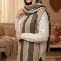 فروشنده خانم در شال و روسری