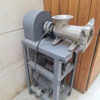 تخت و صندلی و چرخ گوشتی