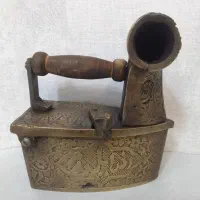 اتو ذغالی دودکش دار برنجی قدیمی و سنگین