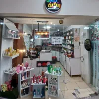 لوازم ارایشیی باتمام ویترین و جنسای مغازه در چالوس