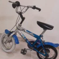 دوچرخه ۱۲ مجهز به کمکی سالم.