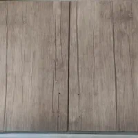 یک عدد کابینت دیواری وساعت دیواری