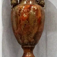 گلدان چینی کنار سالنی