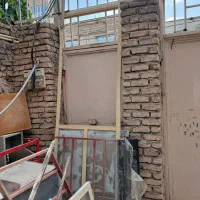 مقداری درب پنجره آهنی محکم بدونه هیچ پوسیدگی