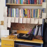 کتابخانه و میز کامپیوتر