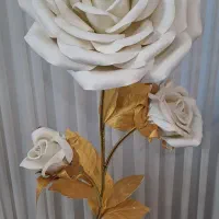 گل رز بزرگ ایستاده