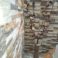 گل مصنوعی و گلدان سنگی