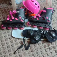 اسکیت با کلاه ایمنی و زانوبند و مانع و آرنج