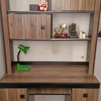 میز و کتابخانه