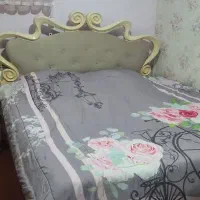 تخت و آینه و میز آرایش