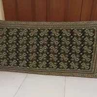 یک جفت پشتی قدیمی سایز بزرگ زمینه سبز