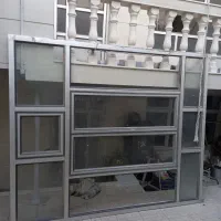 چهارچوب پنجره آلمینیوم با شیشه سالم
