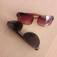 دو تا عینک در عکس مشخصه