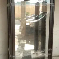 بوفه تمیز سه طبقه . آینه و شیشه سالم و محکم