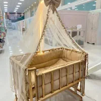 تخت و گهواره کنار مادر