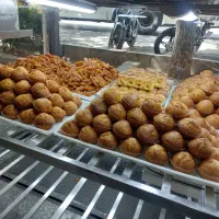 کارگر جهت کار در شیرینی پزی