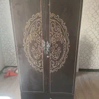 یک کمد و میز دراور