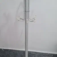 جا لباسی ایستاده
