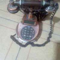 تلفن قدیمی با پایه|کلکسیون اشیاء عتیقه|قم, شاه ابراهیم|دیوار