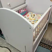 تخت نوزاد به همراه تشک طبی در حد نو با تنظیم ارتفا