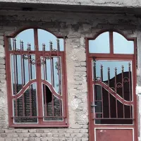 در و پنجره در حد نو  فقط زد زنگ خورده