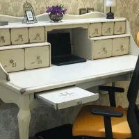 میز تحریر گنجه‌ای بسیار جادار و تمیز