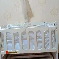 تخت گهواره ای کنار مادر