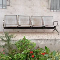 صندلی فلزی چسبیده