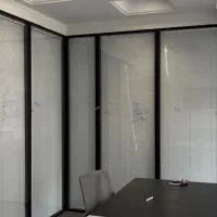 تعدادی پارتیشن شیشه ای در حد نو