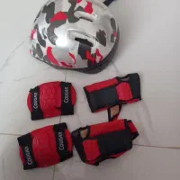 کلاه و محافظ زانو اسکیت