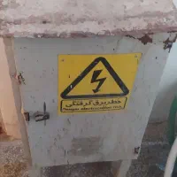 تابلو برق  ایستاده و شیلنگ ساختمانی