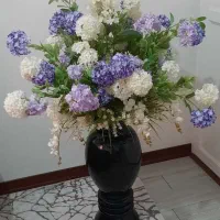 گل مصنوعی به همراه گلدان