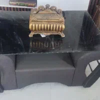 میز بزرگ جلو مبلی