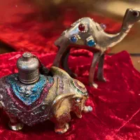 دو عدد مجسمه حیوانات برنزی فیل سرمه دان و شتر