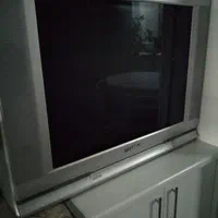 تلویزیون بهمراه میز