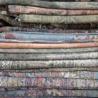 مقداری فرش دستبافت وماشینی