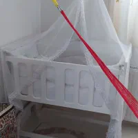 گهواره کنار تخت