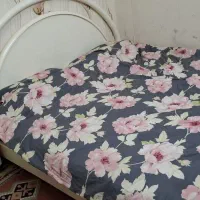 تخت خواب دو‌نفره ۱۸۰ در ۲متر همراه ۲ عدد پاتختی