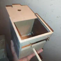 تعدادی لانه پرنده و دانخوری