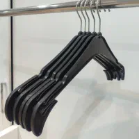 گیره‌ی آویز لباس. چوب‌کار لباس.