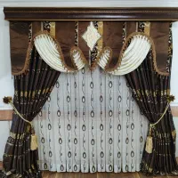 ۲ عدد کتیبه با پرده حال پذیرایی هم اندازه.